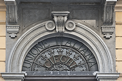 Parte superiore ingresso dell'Unione - lunetta in ferro battuto con la scritta Unione Italiana Ciechi